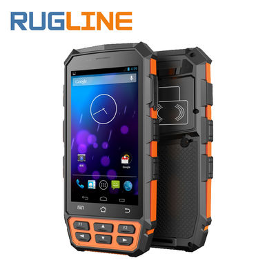 Industriale PDA tenuto in mano di OS di Android 7,0